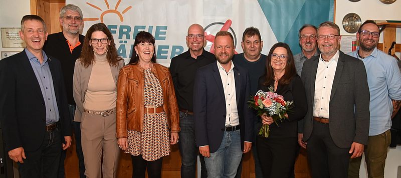 Gruppenbild Kandidaten und Gäste Freie Wähler Poppenricht